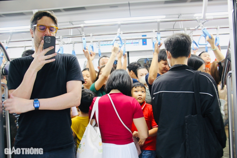 Người dân TP.HCM thích thú đón Noel trên tàu metro- Ảnh 5. Người dân TP.HCM thích thú đón Noel trên tàu metro- Ảnh 5.