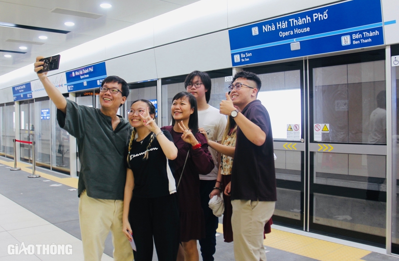 Người dân TP.HCM thích thú đón Noel trên tàu metro- Ảnh 9. Người dân TP.HCM thích thú đón Noel trên tàu metro- Ảnh 9.