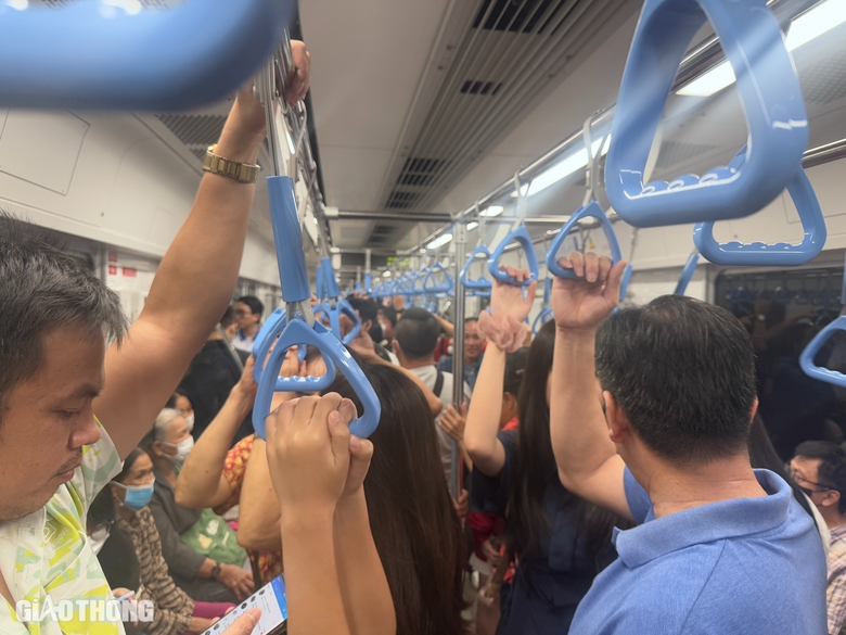 Người dân TP.HCM thích thú đón Noel trên tàu metro- Ảnh 6. Người dân TP.HCM thích thú đón Noel trên tàu metro- Ảnh 6.