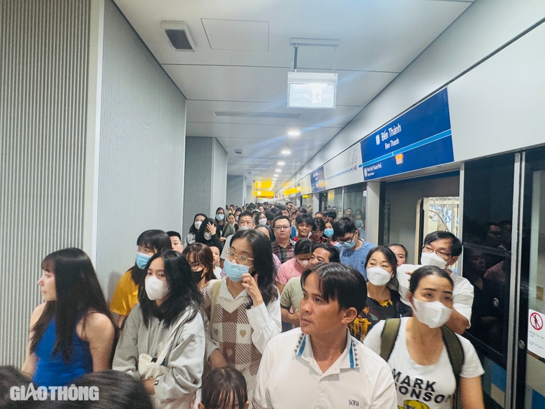 Người dân TP.HCM thích thú đón Noel trên tàu metro- Ảnh 4. Người dân TP.HCM thích thú đón Noel trên tàu metro- Ảnh 4.