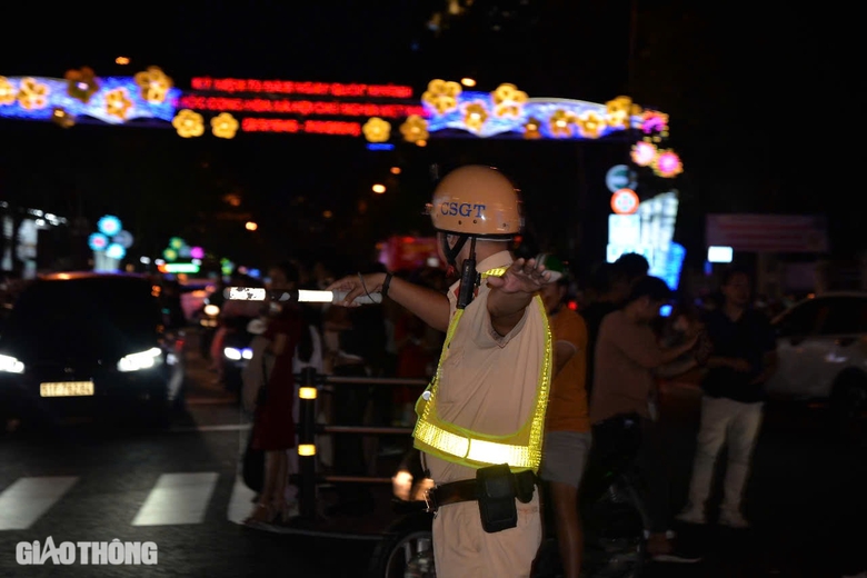 Người dân TP.HCM thích thú đón Noel trên tàu metro- Ảnh 19. Người dân TP.HCM thích thú đón Noel trên tàu metro- Ảnh 19.