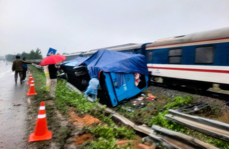 Xe kh&aacute;ch h&uacute;c bay hộ lan quốc lộ, lật nh&agrave;o b&ecirc;n đường sắt qua Quảng Trị- Ảnh 6.