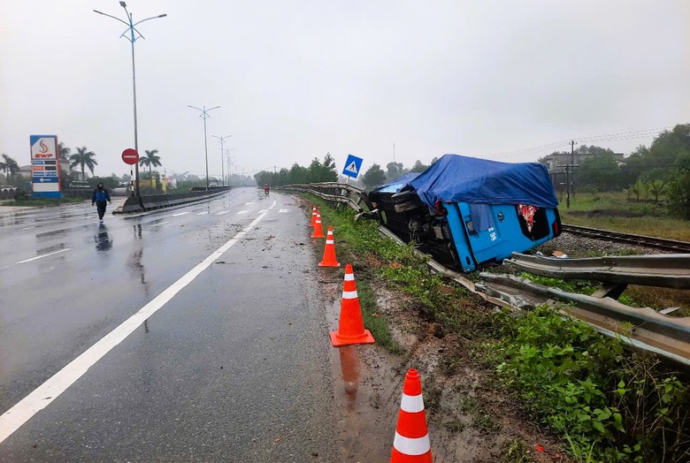 Xe kh&aacute;ch h&uacute;c bay hộ lan quốc lộ, lật nh&agrave;o b&ecirc;n đường sắt qua Quảng Trị- Ảnh 4.