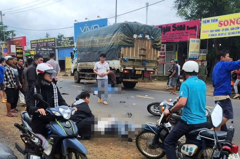 Xe máy va chạm với xe tải, nữ sinh viên tử vong- Ảnh 1. Xe máy va chạm với xe tải, nữ sinh viên tử vong- Ảnh 1.