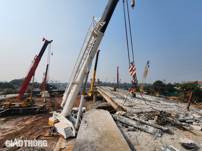Cận cảnh cắt mặt cầu Phong Ch&acirc;u th&agrave;nh c&aacute;c khối để th&aacute;o dỡ- Ảnh 5.