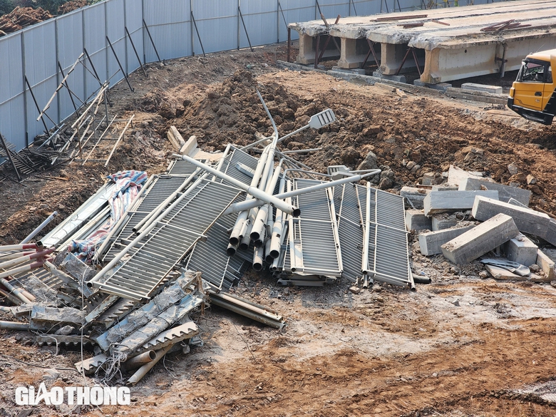 Cận cảnh cắt mặt cầu Phong Ch&acirc;u th&agrave;nh c&aacute;c khối để th&aacute;o dỡ- Ảnh 6.