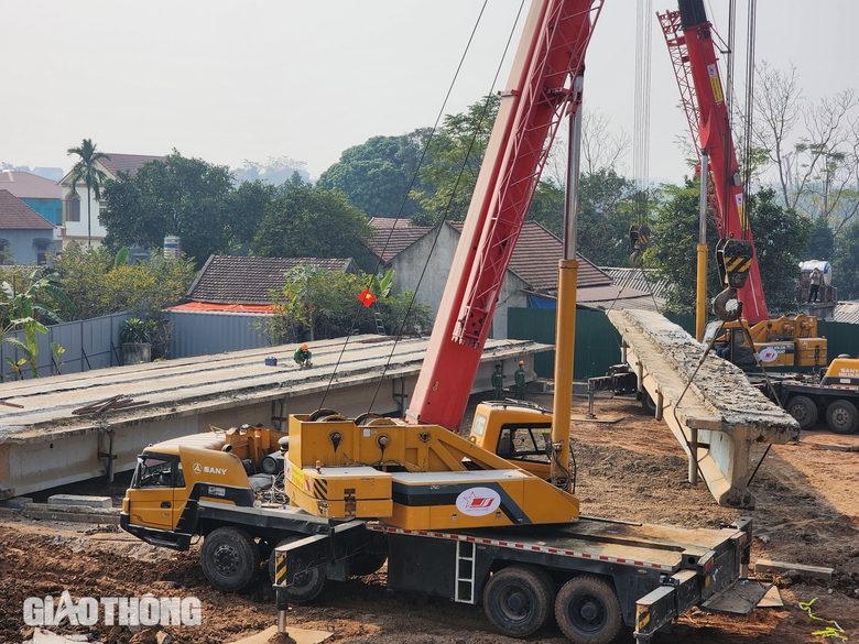 Cận cảnh cắt mặt cầu Phong Ch&acirc;u th&agrave;nh c&aacute;c khối để th&aacute;o dỡ- Ảnh 1.