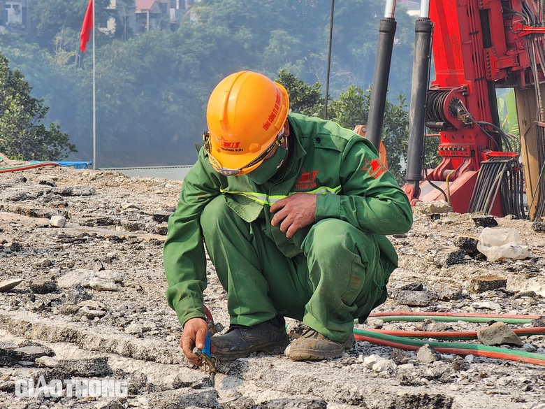 Cận cảnh cắt mặt cầu Phong Ch&acirc;u th&agrave;nh c&aacute;c khối để th&aacute;o dỡ- Ảnh 3.