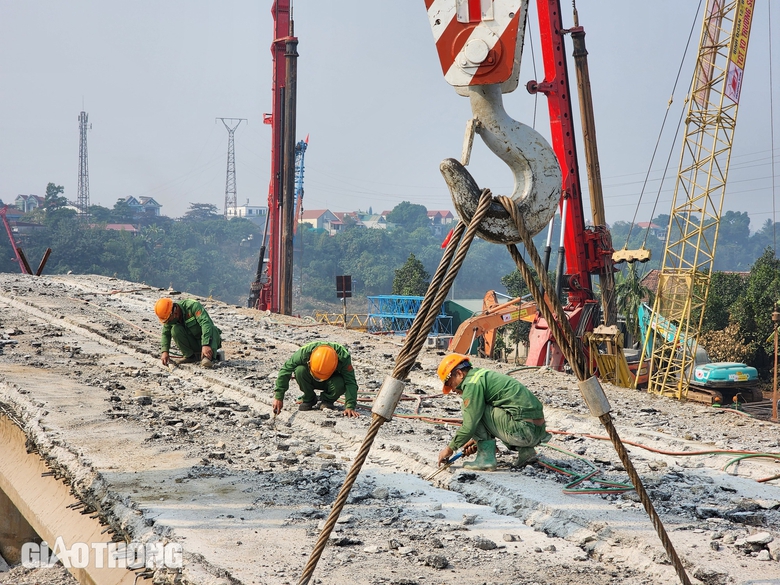 Cận cảnh cắt mặt cầu Phong Ch&acirc;u th&agrave;nh c&aacute;c khối để th&aacute;o dỡ- Ảnh 2.