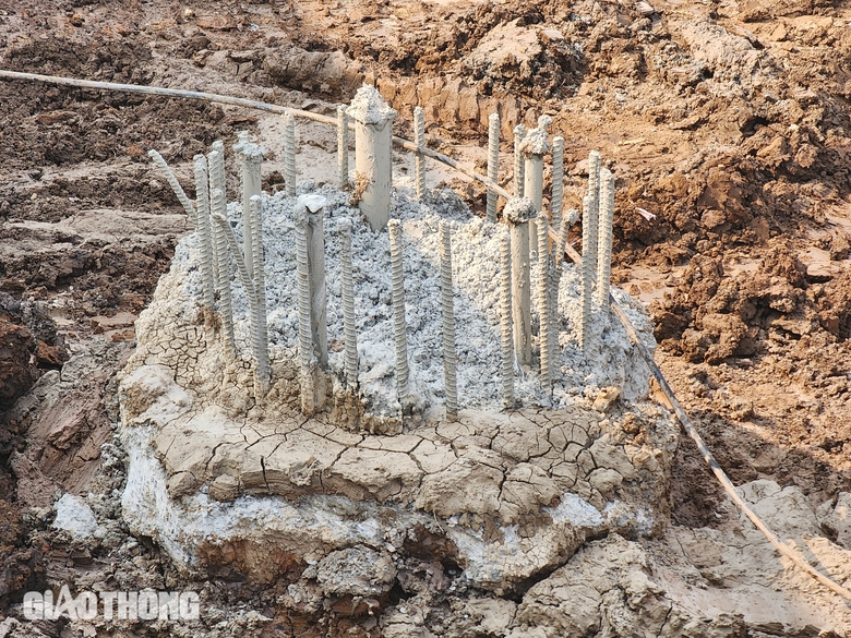 Cận cảnh cắt mặt cầu Phong Ch&acirc;u th&agrave;nh c&aacute;c khối để th&aacute;o dỡ- Ảnh 9.