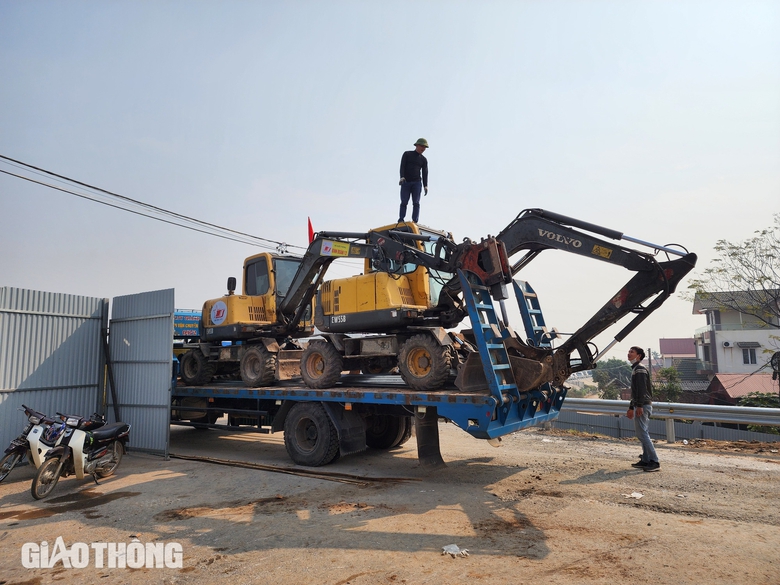 Cận cảnh cắt mặt cầu Phong Ch&acirc;u th&agrave;nh c&aacute;c khối để th&aacute;o dỡ- Ảnh 11.