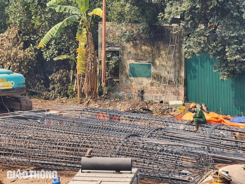 Cận cảnh cắt mặt cầu Phong Ch&acirc;u th&agrave;nh c&aacute;c khối để th&aacute;o dỡ- Ảnh 8.