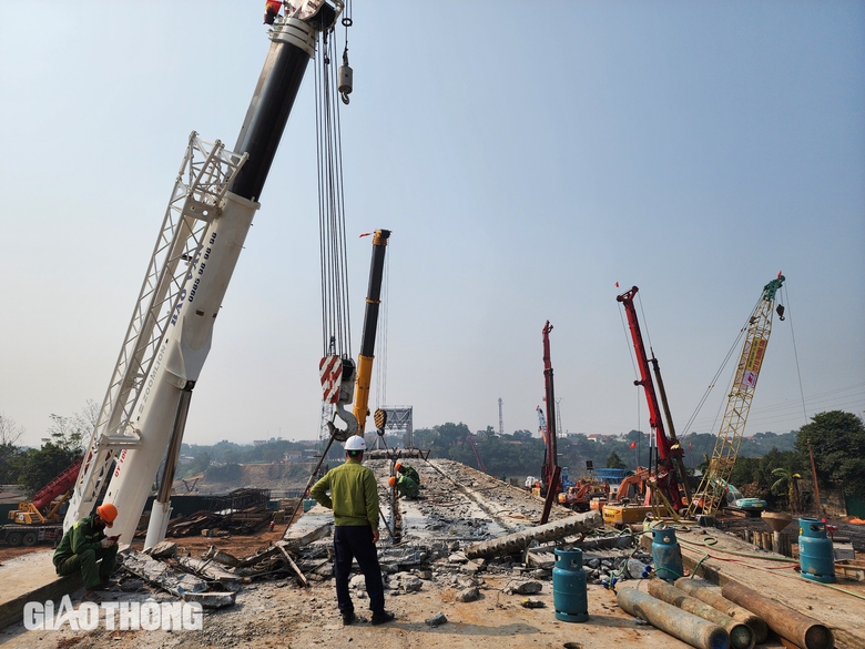 Cận cảnh cắt mặt cầu Phong Ch&acirc;u th&agrave;nh c&aacute;c khối để th&aacute;o dỡ- Ảnh 12.