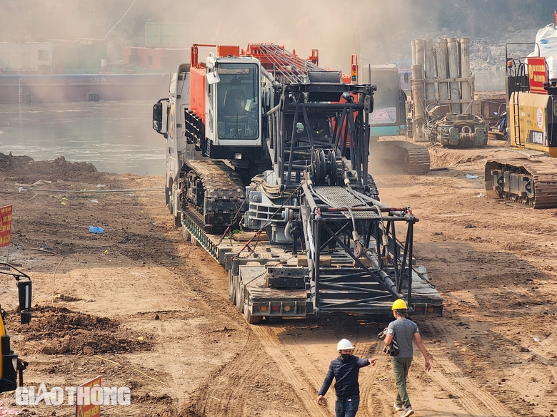 Cận cảnh cắt mặt cầu Phong Ch&acirc;u th&agrave;nh c&aacute;c khối để th&aacute;o dỡ- Ảnh 7.