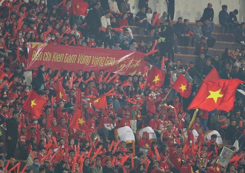 Cho&aacute;ng với số v&eacute; Singapore b&aacute;n cho CĐV Việt Nam ở b&aacute;n kết lượt đi AFF Cup- Ảnh 1.