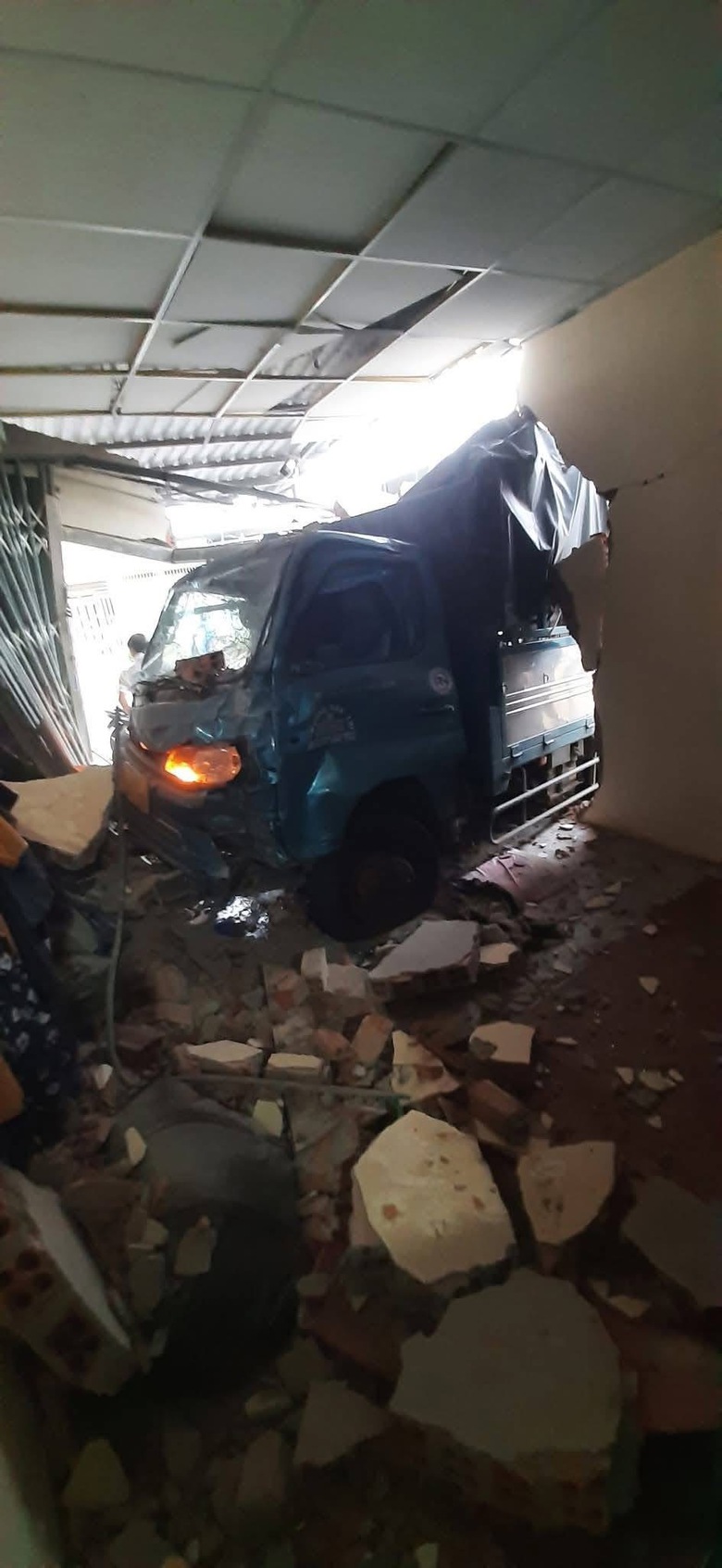 Xe tải va chạm xe kh&aacute;ch, hai c&ocirc;ng nh&acirc;n tử vong- Ảnh 3.