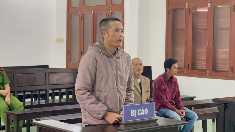 Lĩnh &aacute;n t&ugrave; v&igrave; d&ugrave;ng mũ bảo hiểm đ&aacute;nh người khi tham gia giao th&ocirc;ng- Ảnh 1.