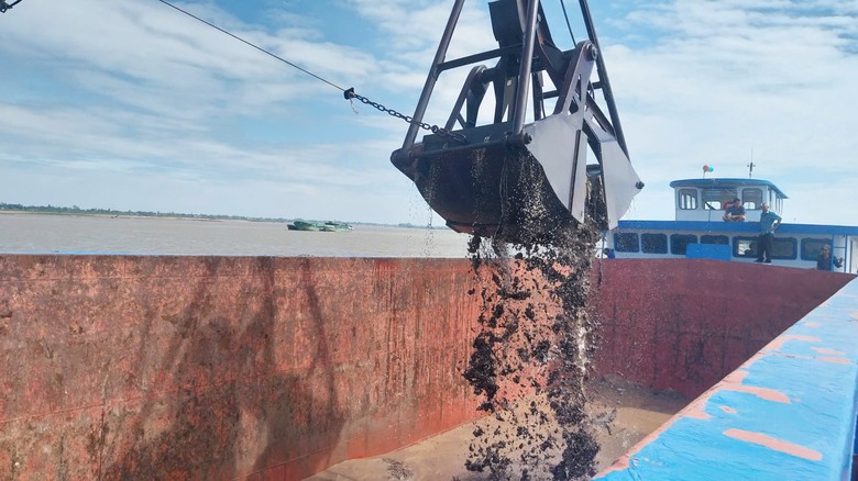 Bắt đầu khai th&aacute;c mỏ c&aacute;t phục vụ thi c&ocirc;ng tuyến Cao L&atilde;nh - Lộ Tẻ- Ảnh 2.