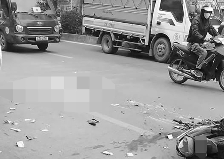 Xe máy chở 2 thanh niên va chạm ô tô đầu kéo, 1 người tử vong ở Hà Nội- Ảnh 1. Xe máy chở 2 thanh niên va chạm ô tô đầu kéo, 1 người tử vong ở Hà Nội- Ảnh 1.