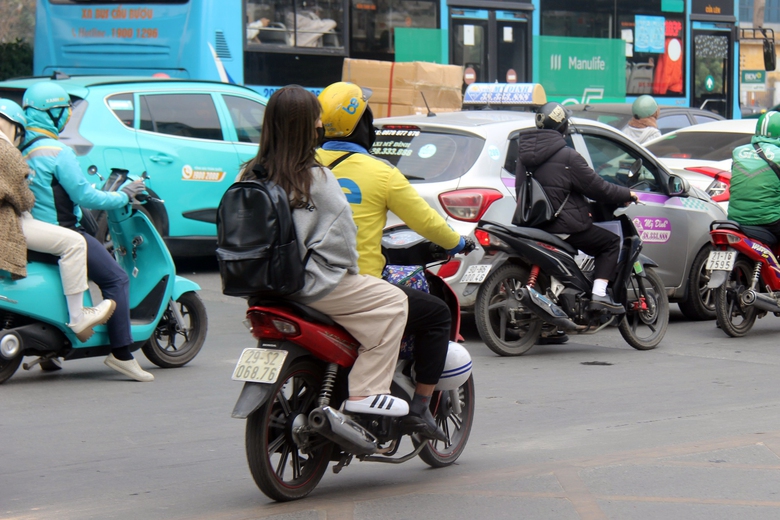 CSGT xử phạt h&agrave;ng loạt xe &ocirc;m c&ocirc;ng nghệ lẫn h&agrave;nh kh&aacute;ch vi phạm giao th&ocirc;ng- Ảnh 3.