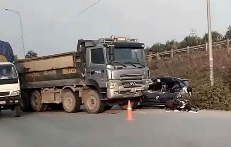 Hiện trường vụ tai nạn li&ecirc;n ho&agrave;n khiến 2 người thương vong.