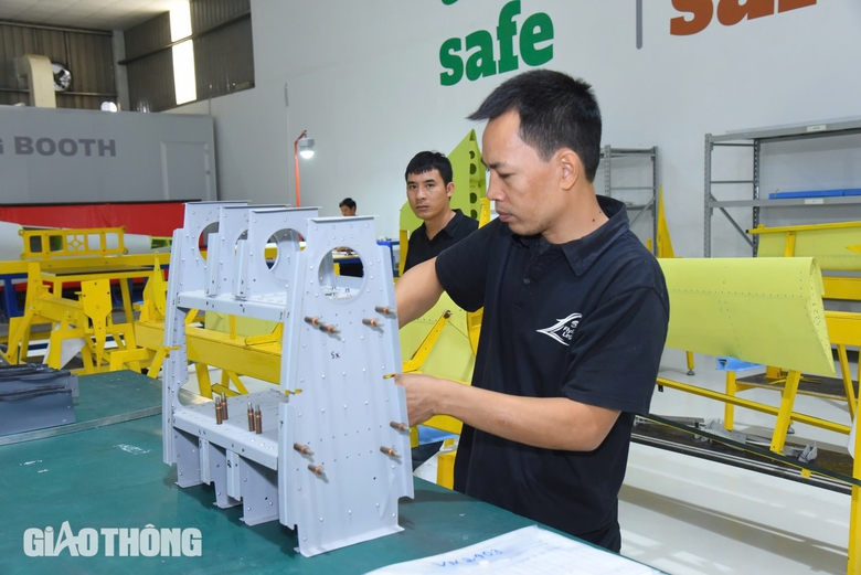 B&ecirc;n trong nh&agrave; m&aacute;y sản xuất m&aacute;y bay đầu ti&ecirc;n của Việt Nam tại Vĩnh Ph&uacute;c- Ảnh 5.