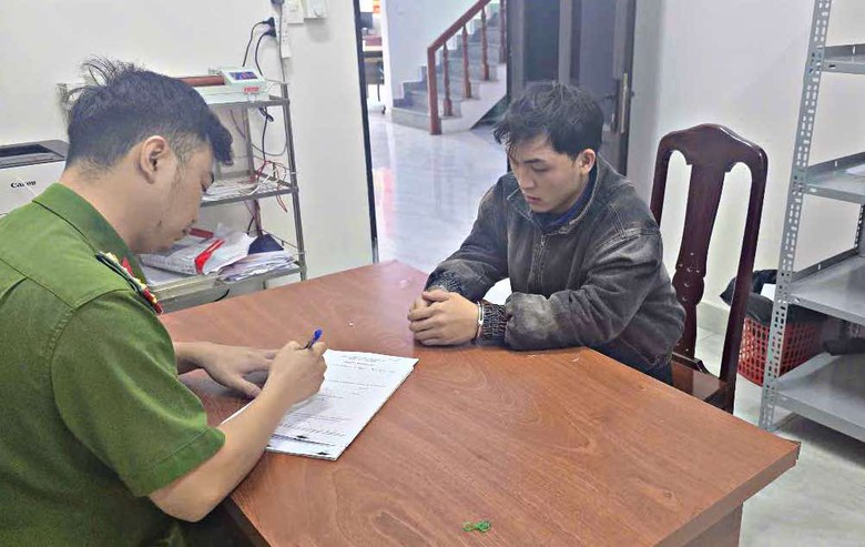 Triệu tập t&agrave;i xế trong video thanh ni&ecirc;n đu b&aacute;m cửa taxi chạy tr&ecirc;n cao tốc- Ảnh 1.