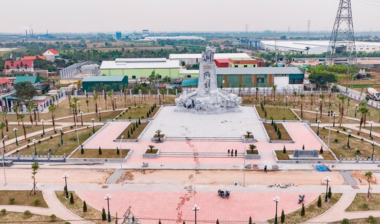 Chi&ecirc;m ngưỡng tượng đ&agrave;i "Tiếng sấm đường 5" ở Hải Dương- Ảnh 1.