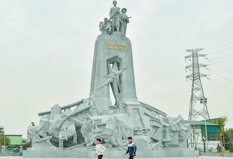 Chi&ecirc;m ngưỡng tượng đ&agrave;i "Tiếng sấm đường 5" ở Hải Dương- Ảnh 6.