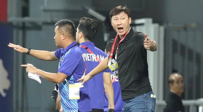 Li&ecirc;n tục bị l&agrave;m kh&oacute;, HLV Kim Sang-sik ph&aacute;t biểu bất ngờ về trọng t&agrave;i- Ảnh 1.