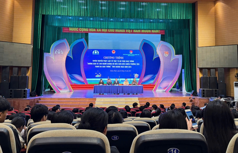 Quảng Ng&atilde;i: Tuy&ecirc;n truyền ATGT cho học sinh bằng tiểu phẩm, phi&ecirc;n t&ograve;a giả định- Ảnh 1.