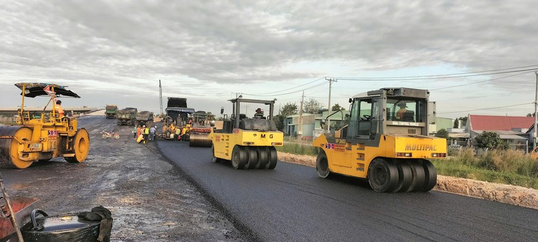 Thảm b&ecirc; t&ocirc;ng nhựa đoạn đường nối cao tốc Bến Lức v&agrave; Trung Lương- Ảnh 2.