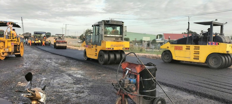 Thảm b&ecirc; t&ocirc;ng nhựa đoạn đường nối cao tốc Bến Lức v&agrave; Trung Lương- Ảnh 1.