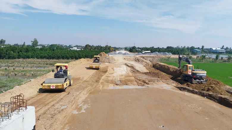 Những m&eacute;t nhựa đầu ti&ecirc;n được thảm tr&ecirc;n cao tốc Ch&acirc;u Đốc - Cần Thơ - S&oacute;c Trăng- Ảnh 2.
