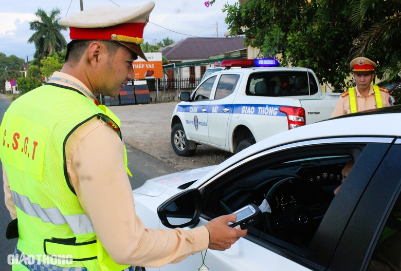 Quảng Trị: Ph&aacute;t hiện nhiều l&aacute;i xe vi phạm nồng độ cồn- Ảnh 1.