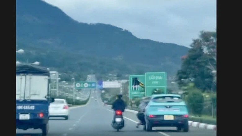 C&ocirc;ng an điều tra vụ đu b&aacute;m cửa taxi tr&ecirc;n đường cao tốc- Ảnh 1.