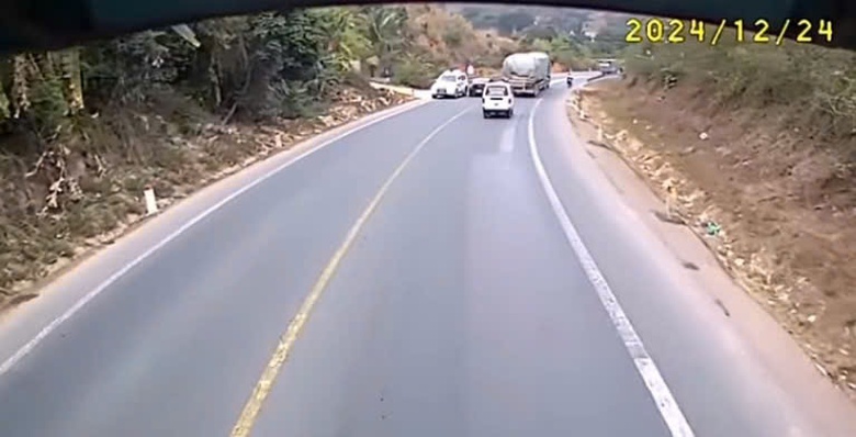 Công an vào cuộc xử lý tài xế vượt ẩu trước đầu xe CSGT tại Lạng Sơn- Ảnh 1. Công an vào cuộc xử lý tài xế vượt ẩu trước đầu xe CSGT tại Lạng Sơn- Ảnh 1.