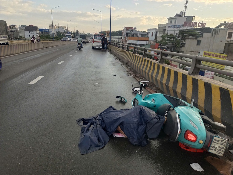 Va chạm với xe bồn, t&agrave;i xế xe &ocirc;m c&ocirc;ng nghệ tử vong tại chỗ- Ảnh 1.