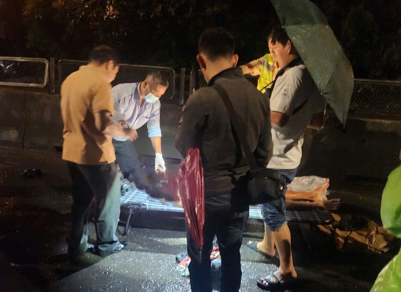 T&ocirc;ng v&agrave;o dải ph&acirc;n c&aacute;ch giữa, 3 người đ&agrave;n &ocirc;ng tử vong tại chỗ- Ảnh 1.