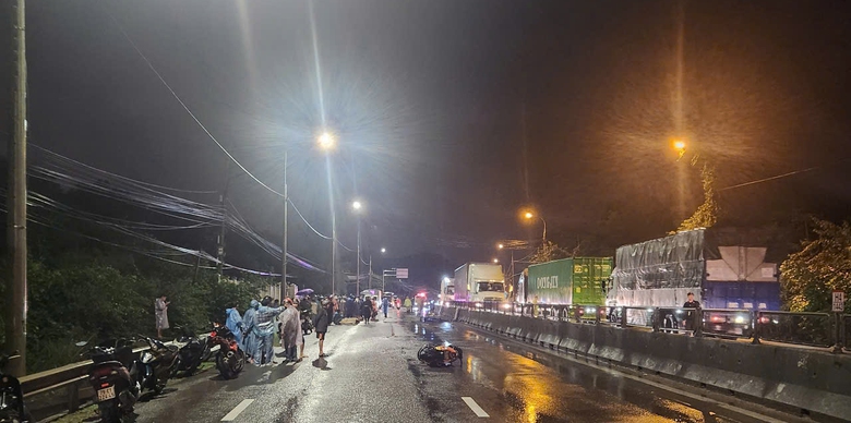 T&ocirc;ng v&agrave;o dải ph&acirc;n c&aacute;ch giữa, 3 người đ&agrave;n &ocirc;ng tử vong tại chỗ- Ảnh 2.