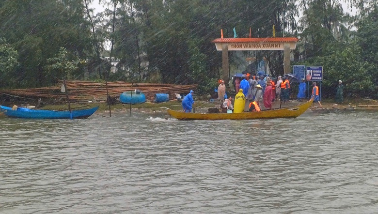 Ch&igrave;m ph&agrave; tr&ecirc;n s&ocirc;ng Trường Giang: Chủ tịch Quảng Nam chỉ đạo n&oacute;ng- Ảnh 1.