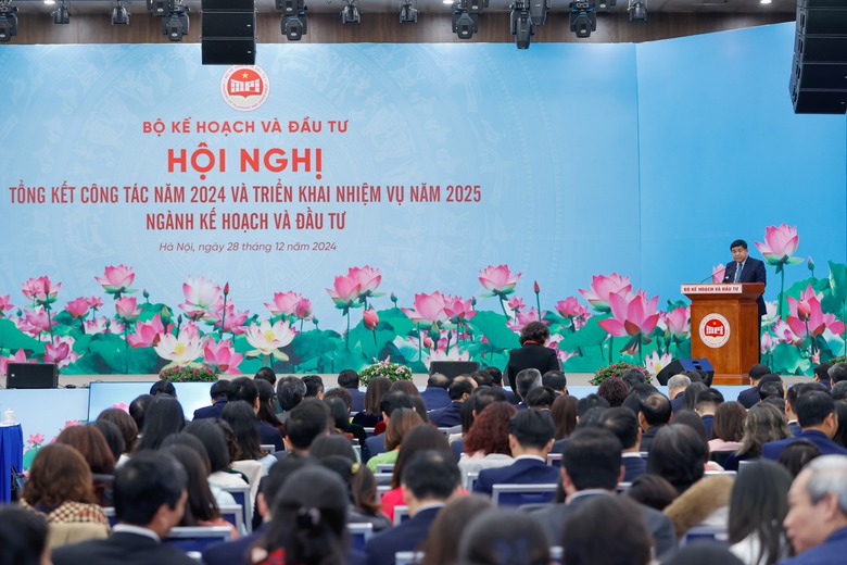 Thủ tướng: Tập trung nguồn vốn th&uacute;c đẩy c&aacute;c c&ocirc;ng tr&igrave;nh kết cấu hạ tầng chiến lược- Ảnh 3.