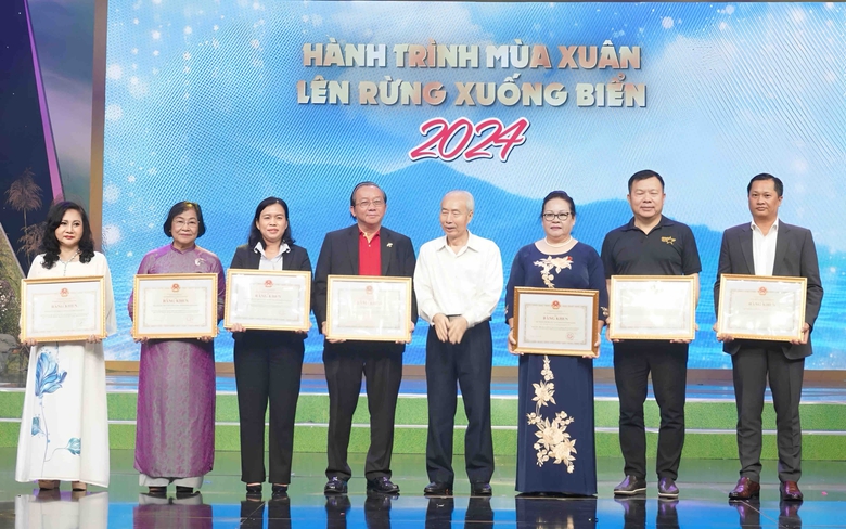 Vietjet nhận bằng khen vì những đóng góp cho thế hệ trẻ Việt Nam- Ảnh 2. Vietjet nhận bằng khen vì những đóng góp cho thế hệ trẻ Việt Nam- Ảnh 2.