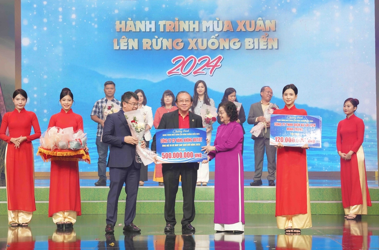 Vietjet nhận bằng khen vì những đóng góp cho thế hệ trẻ Việt Nam- Ảnh 1. Vietjet nhận bằng khen vì những đóng góp cho thế hệ trẻ Việt Nam- Ảnh 1.