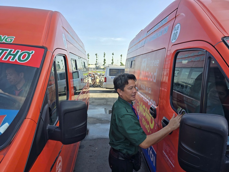 Nhờ đâu xe buýt Cần Thơ luôn sạch sẽ, mát rượi?- Ảnh 1. Nhờ đâu xe buýt Cần Thơ luôn sạch sẽ, mát rượi?- Ảnh 1.