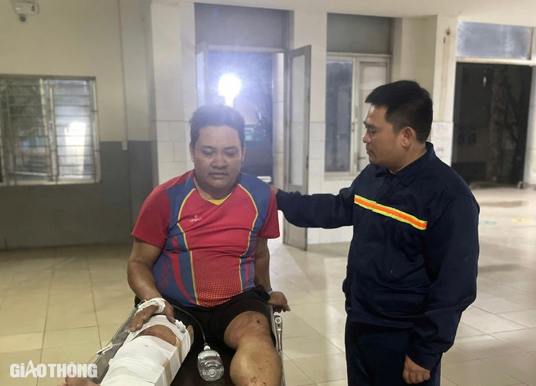 Cảnh s&aacute;t ph&aacute; cabin cứu t&agrave;i xế mắc kẹt sau tai nạn ở Đồng Nai- Ảnh 3.