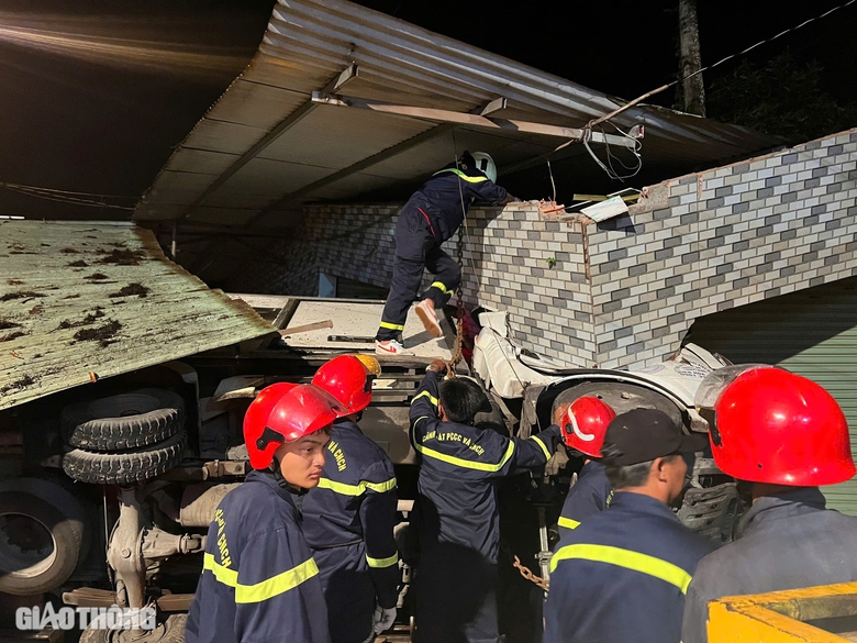 Cảnh s&aacute;t ph&aacute; cabin cứu t&agrave;i xế mắc kẹt sau tai nạn ở Đồng Nai- Ảnh 7.