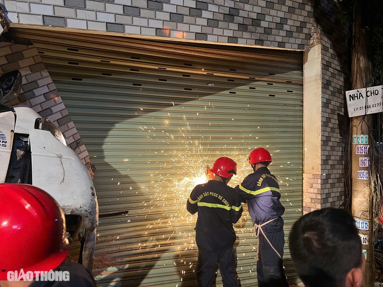 Cảnh s&aacute;t ph&aacute; cabin cứu t&agrave;i xế mắc kẹt sau tai nạn ở Đồng Nai- Ảnh 4.