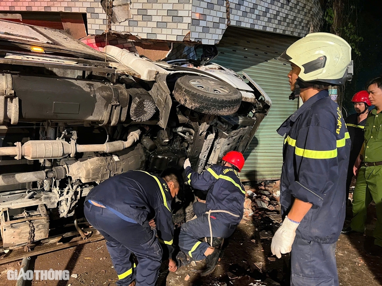 Cảnh s&aacute;t ph&aacute; cabin cứu t&agrave;i xế mắc kẹt sau tai nạn ở Đồng Nai- Ảnh 5.