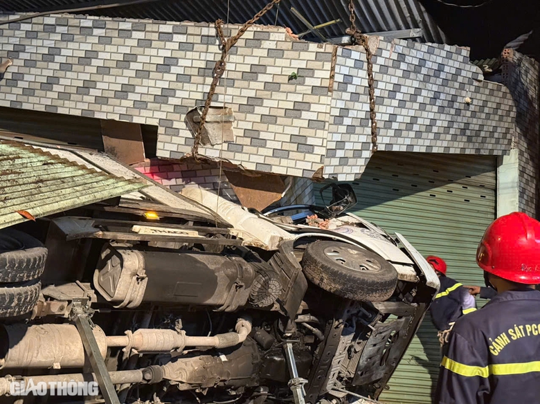 Cảnh s&aacute;t ph&aacute; cabin cứu t&agrave;i xế mắc kẹt sau tai nạn ở Đồng Nai- Ảnh 2.